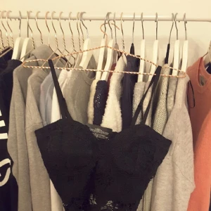  - spetstopp från nelly med lappar kvar. vadderad vid brösten och dragkedja i sidan 