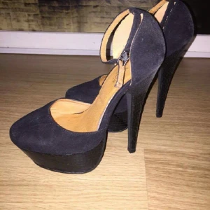  - Super fina klackar som är tyvärr slutsålda på blanco.  använda ett par gånger köpta för 600kr