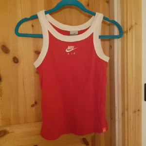  - Rött-vitt träningslinne/topp från Nike.
Köparen står för frakt.
OBS, katt i hemmet.