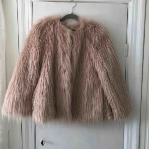  - En ”jacka” från Lindex helt oanvänd. Gammeldagsrosa färg. Storlek S. Fått i födelsedags present men i fel storlek. Stor för att vara S passar en M 