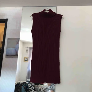  - Vinröd polokrages klänning. Som ny, enbart testad. Frakt tillkommer