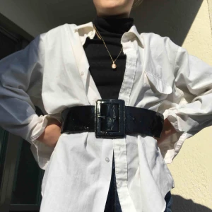  - Sjukt snygg oversized vit skjorta som passar till det mesta!! Perfekt till sommaren🌟 Jag som har på mig skjortan har Strl S och ni ser ju hur den sitter på❣️Är flera intresserade blir det budgivning. Frakt tillkommer på 39kr. Annars möts vi på söder💖💖