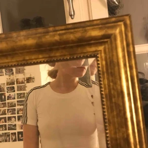  - Vit croptop med stripes! Ganska tajt, passar både XS och S! 🤗 