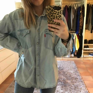  - Säljer min jeansskjorta, köpt på en rea på carlings i Göteborg för ett antal år sedan för ungefär 150kr, en liten gul fläck som knappt syns.. priset och frakten kan diskuteras vid snabbköp 