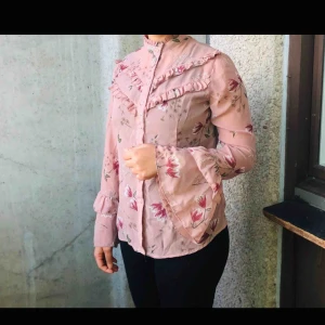  - Jättefint rosa blus från ginatricot. Storlek S Fraktar ej Kolla på mina andra annonser också 