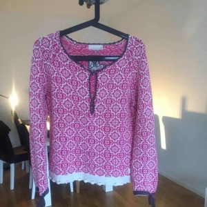  - Jättefin Odd Molly tröja i väldigt bra skick! Kom med bud och kolla gärna mina andra annonser, kan samfrakta i den mån det går Går ej att swisha, men går bra med kontanter eller banköverföring