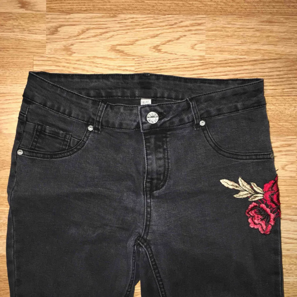 Superfina jeans med blommor.  . Jeans & Byxor.