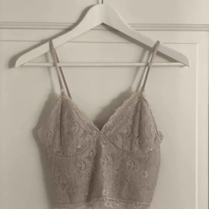  - Beige topp i spets