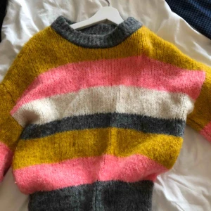  - Säljer denna jätte sköna stickade tröjan från Gina, storlek S 