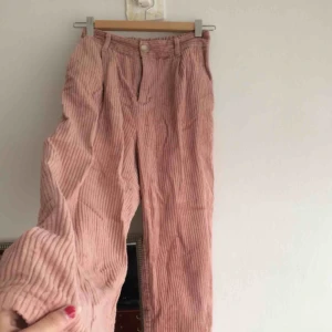  - Ljusrosa manchester byxor! Snyggt och populärt just nu.  Passar XS-S, med ungefär midjemått på 76cm som mest uttöjbara! Jag är 163 cm lång!  Köpta utomlands på secondhand! 