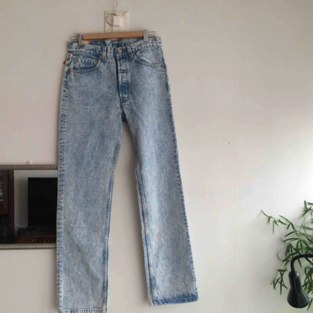 Snyyygga oanvända Levis som säljes pga för stora för mig :( Skulle tro att modellen på jeansen är straight leg. Måtten är W31L32,  vilket motsvarar M-L! . Jeans & Byxor.