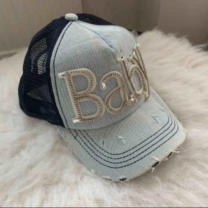  - One size Keps  Kan mötas upp vid Odenplan Stockholm Kan skicka via post, 10kr frakt 