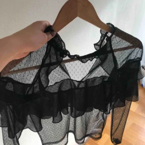  - En svart blus/topp i spets.  Ganska genomskinlig som ni kan se. Endast provad 