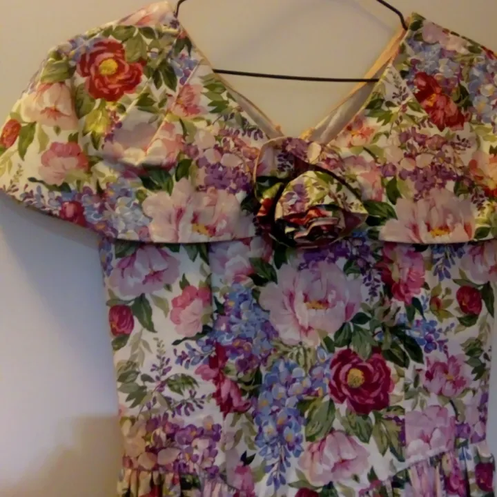 Riktigt fin vintageklänning i blommönster som jag inte har användning för. Passar kanske till någon som ska på bal? 💃💃. Klänningar.