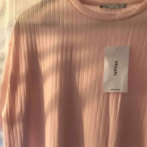  - T-shirt klänning ljusrosa som är aldrig använt. Snyggt till sommar med ett par sneakers :) 