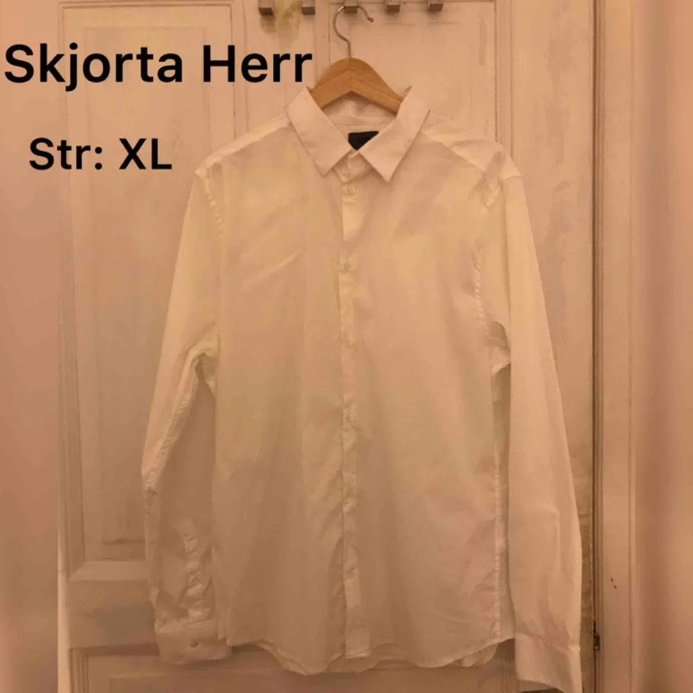 Str: XL  . Skjortor.