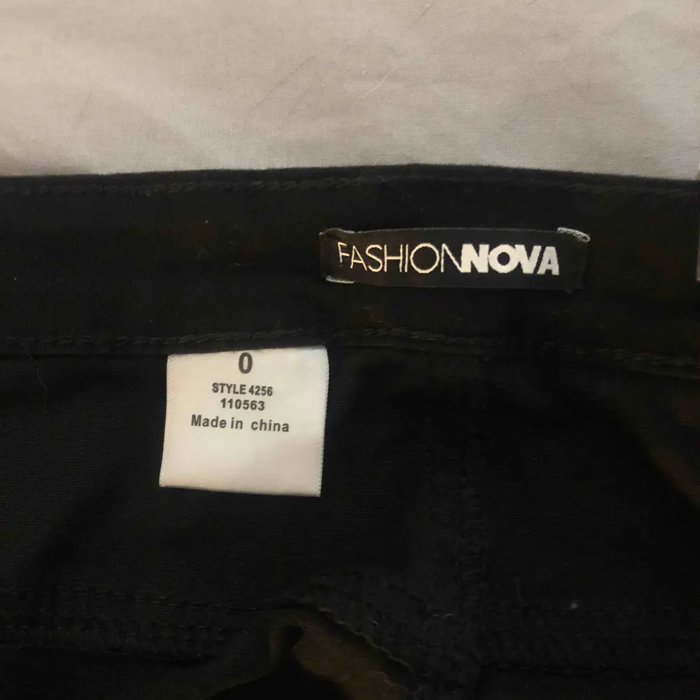 Svarta ”Hit The Freeway Jeans” från Fashion Nova. Helt nya, endas provade. Storlek 0, vilket jag tror motsvarar xxs. Köparen står för frakten.. Jeans & Byxor.