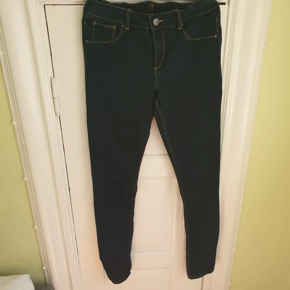 Mörkblå jeans. Jeans & Byxor.
