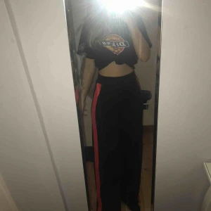  - Byxor från Zara, dem är långa jag som är 163cm behöver ha klackar när jag använt, de sitter också högt upp i midjan vilket jag gillar för då kan man matcha med en väldigt kort magtröja. Jättesköna att ha på sig. +55kr frakt.