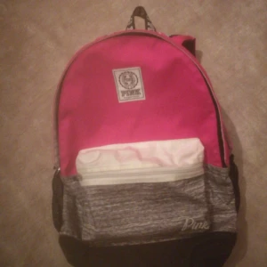  - En supersnygg PINK-väska som jag köpte i London för ett par år sedan. Den har totalt 4 stora fickor med dragkedja men även flera små fickor på bland annat sidorna och inuti väskan. Köpte den för cirka 700kr men är så gott som ny, den är av väldigt bra kvalitet och har (vad jag kan se) inte en enda tråd som hänger eller skråma! Kan självklart skicka fler bilder och priset kan diskuteras 😊