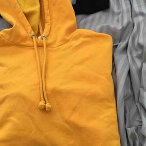 Orange croppad hoodie