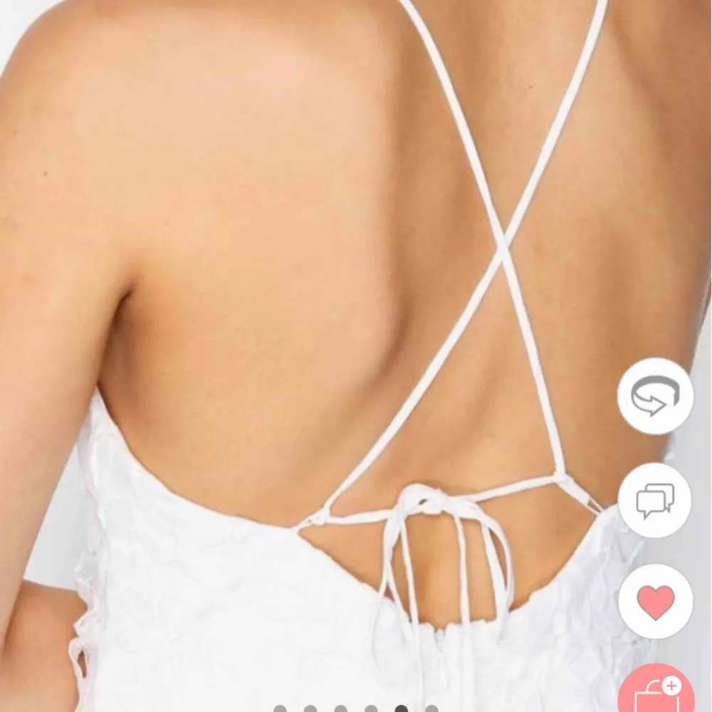 En OANVÄND klänning från Vila men beställd från Nelly.com vit och inte genomskinlig alls!! Den är aldrig använd och köpt för 549kr   Skriv för mer info 🌼. Klänningar.