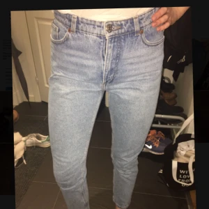  - Kimono highwaist jeans från Monki. Den har lossnat lite i en ögla, annars i gott skick. Frakt tillkommer. 