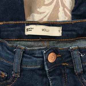  - Molly jeans från gina tricot, knappt använda. Kan frakta men då står köparen för frakten!😊 Frakt:50kr
