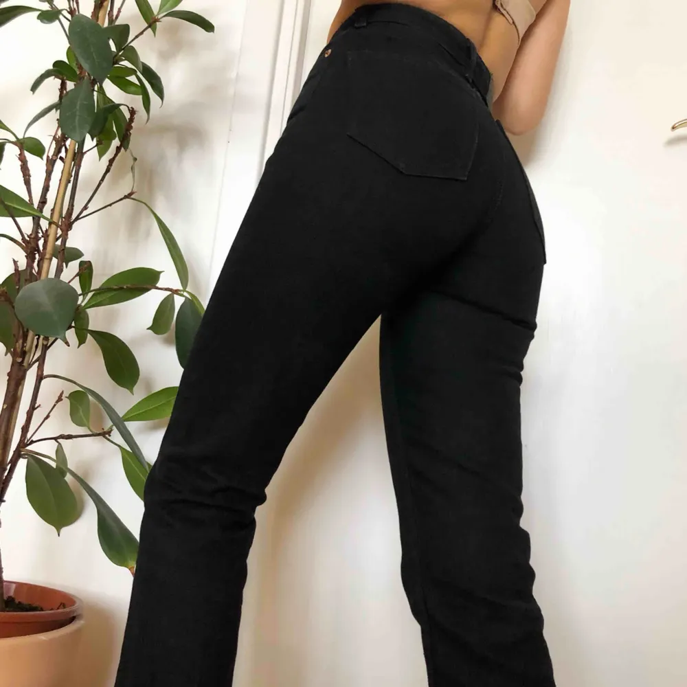De perfekta svarta jeansen från monki! Snygg passform; höga i midja och raka i benen. Använda endast några gånger, som nya. Checka gärna in min profil för fler plagg!💓. Jeans & Byxor.