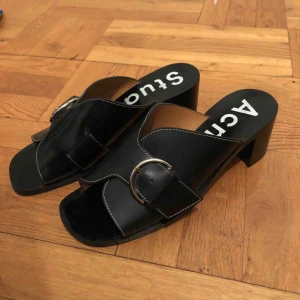  - Mina KÄÄÄÄRA Acneklackar som jag tyvärr är sämst på att gå i säljer jag nu, de har gått cirka 100 meter och kostade mellan 3000-3500 nya 