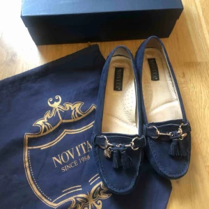  - Blå mockaloafers från Novita. Köpta på Håkanssons för 899kr. Använda ca fem gånger.
