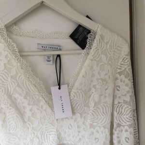  - Perfekta studentklänningen med superfint fall och den sitter som en smäck, prislappen kvar och oanvänd! Frakt ingår i priset🌼