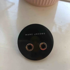  - Nya Marc Jacobs örhängen aldrig använda då jag fick de i födelsedags present🥰 ingår liten dustbag 
