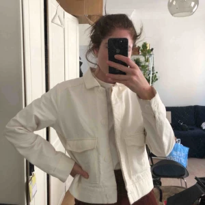  - Hej! Jag säljer min vita workwear-jacka. Så himla fin men den kommer aldrig till användning:( kan hämtas i gamla stan eller fraktas för 55kr! 🌸 42 så funkar oversize på mig som är S! En liten fläck längst ner som går bort i tvätt! 