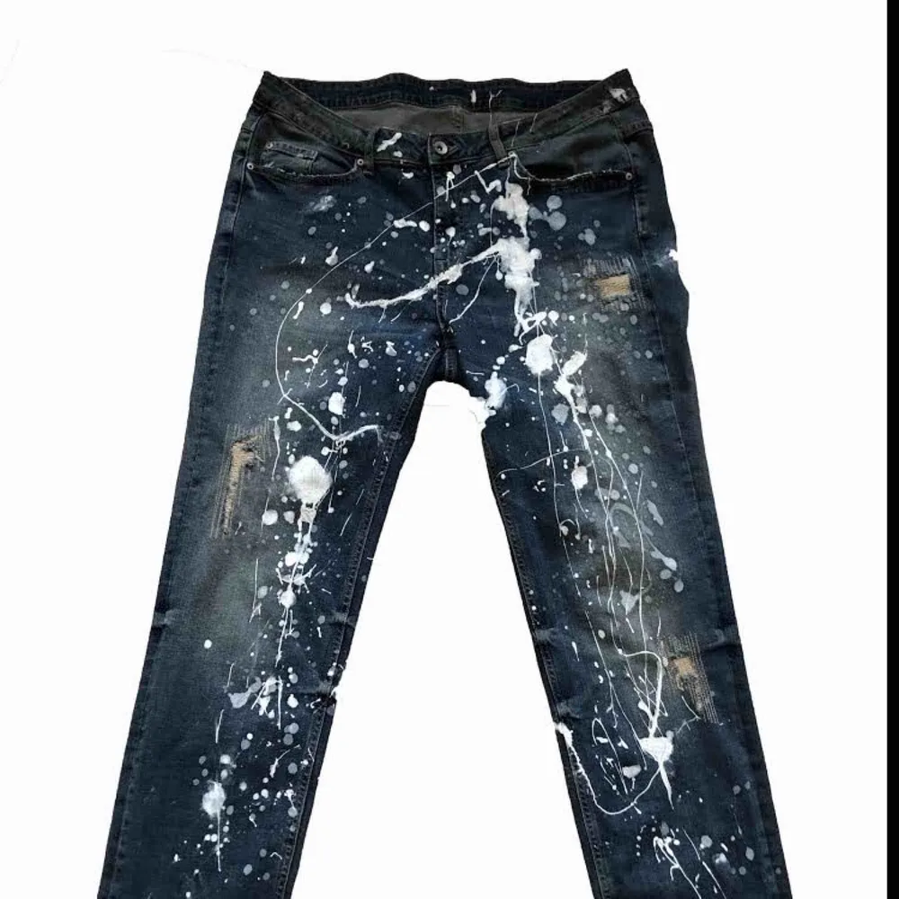 Säljer ett par Painter Jeans som jag fjort själv. BYXORNA ÄR ANVÄNDA 1 gång efter jag målat dom och är i bra kondition . Jeans & Byxor.