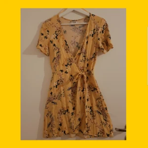  - Världens finaste klänning från PULL&BEARsom jag tyvärr växt ur. Står S men är mer som en Xs. Frakt ingår 🌻