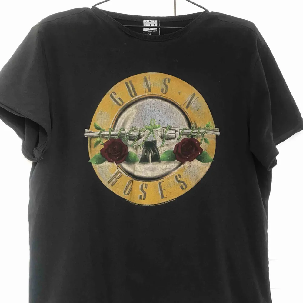Oversize grå t-shirt med Guns N’ roses tryck.  Köparen står för eventuell frakt. . T-shirts.