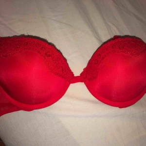  - En röd push-up BH med spets! (Aldrig använd!)  Frakt: står köparen för  Kan hämtas upp gratis i Lidköping Betalsätt: Swish 💗