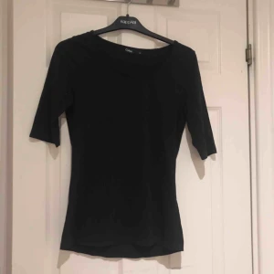  - Svart basic trekvarts tröja från Cubus i bra skicka, storlek M. Möts upp i Uppsala eller så står köparen för frakten!:)