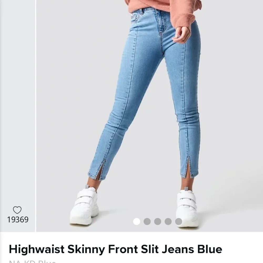 Superfina ljusblå jeans från NAKD. Modellen är 