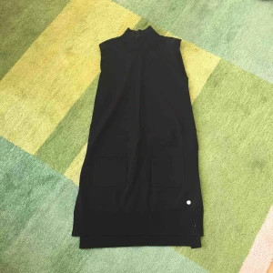  - Tuff svart topp/tunika. Polo och snygga fickor framtill. Långa slitsar på sidan. Maska som gått på framsidan (se bild 3).