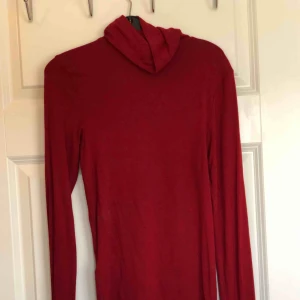  - Härlig vinröd polotröja köpt på h&m i mycket bra skick! Kan frakta mot betalning och tar betalning via swish