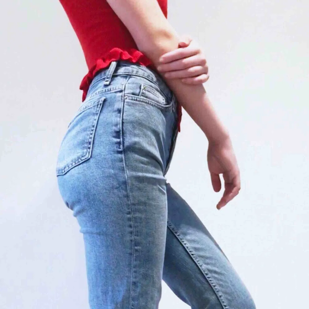 Coola jeans från topshop i storlek W24 L28! De är i en väldigt fin blå färg, och sitter som momjeans. De är kortare fram än bak (se bild 3).  Generell info finns i min profil, kontakta mig om du undrar något!❤️. Jeans & Byxor.