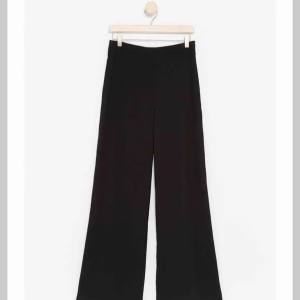  - Kostymbyxor med wide bootcut som jag säljer för att de är lite för långa och inte min stil.  Använda en gång så de är som ett par nya.   100% polyester Dold dragkedja på sidan  Hög midja  