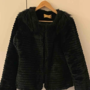 - Svart faux pälsjacka, superskön och i gott skick. Passar bra till det mesta! Strl 34-36. Köparen står för frakt 🌟
