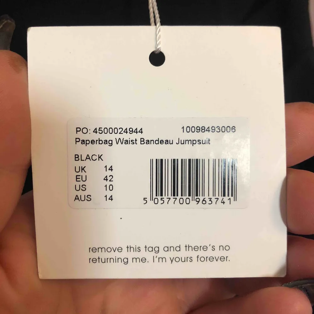 Paperbag waist bandue jumpsuit från missguided! Helt oanvänd passa Stl M . Klänningar.
