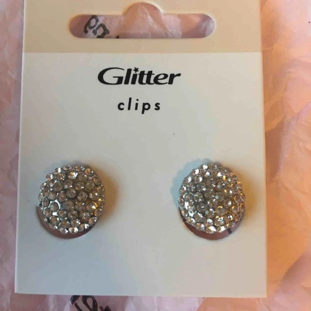 Clips örhängen från glitter som endast är testade❣️. Accessoarer.