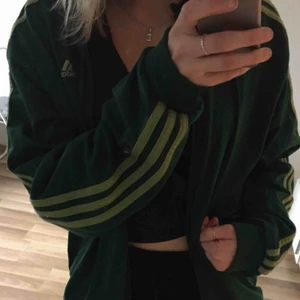  - Retro Adidas jacka/tröja i grönt, en av mina favoriter! Inte alls sliten. DM för frågor 💕