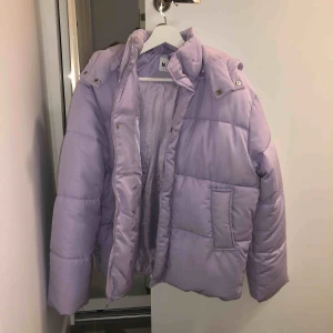  - Ljuslila jacka från nakd. Använd max två gånger, den är som ny. Köparen står för frakten 