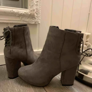  - Superfina klackskor med snörning bak. Sparsamt använd. 